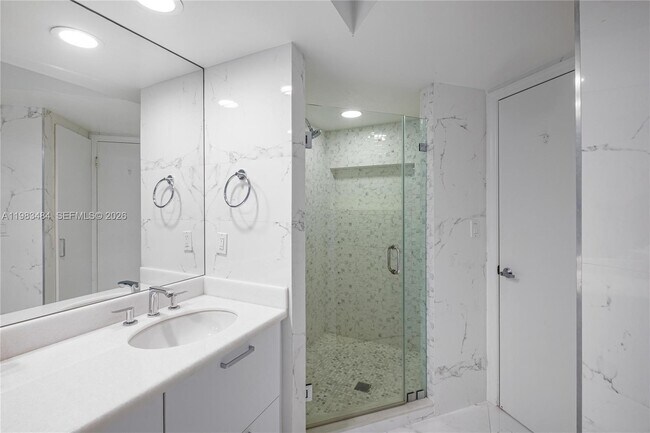 Building Photo - 16425 Collins Ave