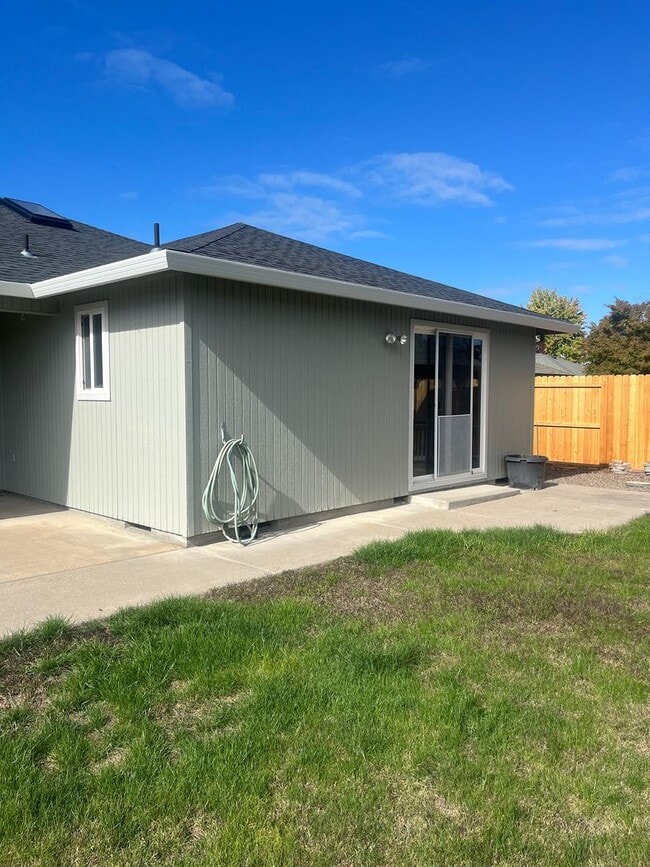 Building Photo - 3 Bedroom 2 Bath House