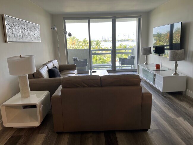 Living room - 1500 Bay Rd