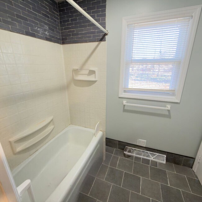 Building Photo - 3 Bedroom Home In Kentwood Schools!