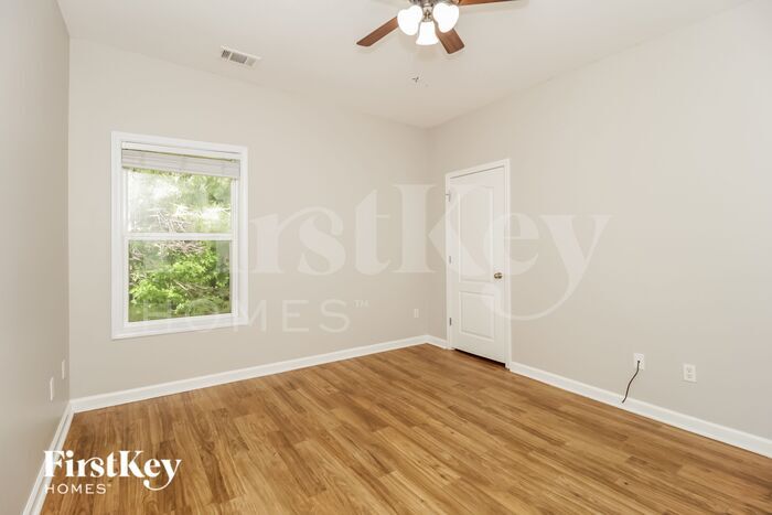 Building Photo - 137 Holbrook Dr