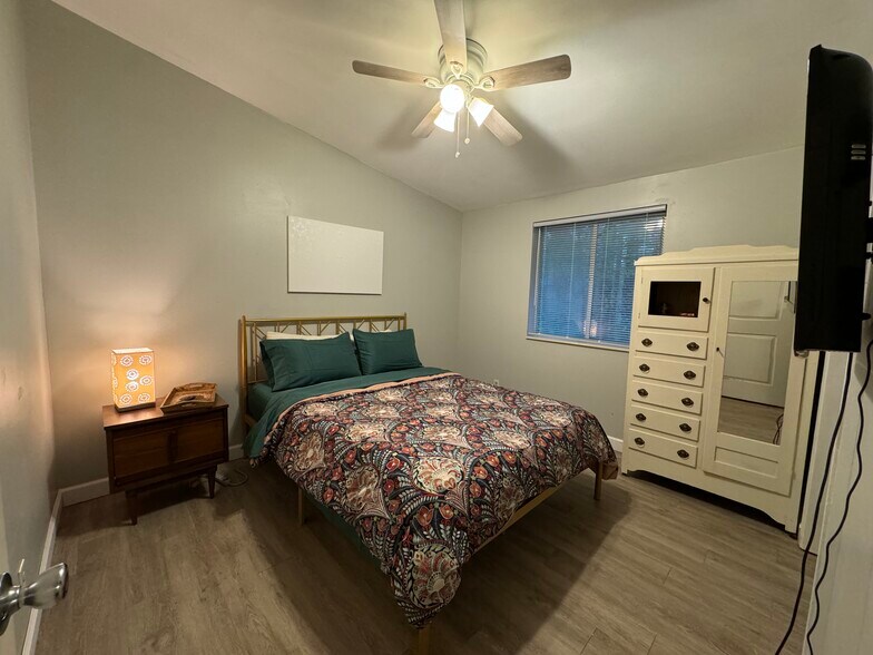 Building Photo - 4304 Bradley Dr