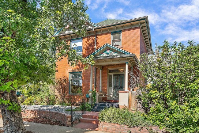 Building Photo - Beautiful 3 Bedroom Victorian Home, With B...