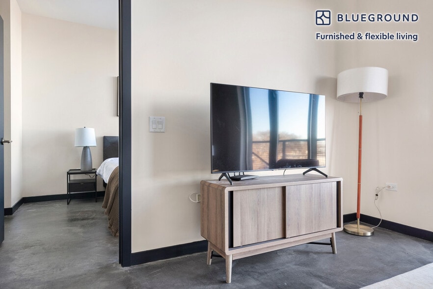 Building Photo - 1647 N Milwaukee Ave