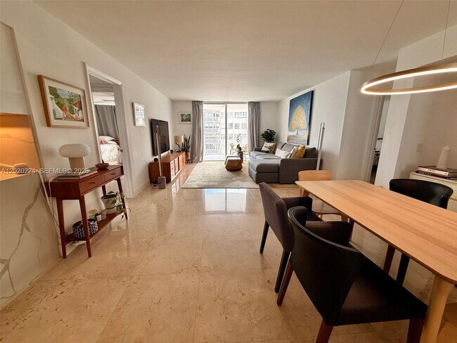 Building Photo - 1420 Brickell Bay Dr