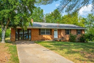 Building Photo - 3 Bedroom Home Close to All