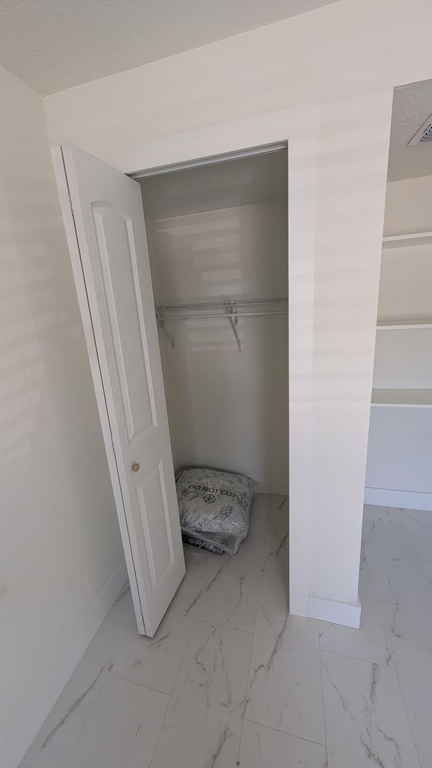 Building Photo - One bedroom one bath Adjacent apartment with private entrance.