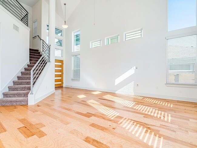 Building Photo - 2215 Capulet St