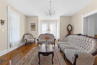 Building Photo - 722 Center St