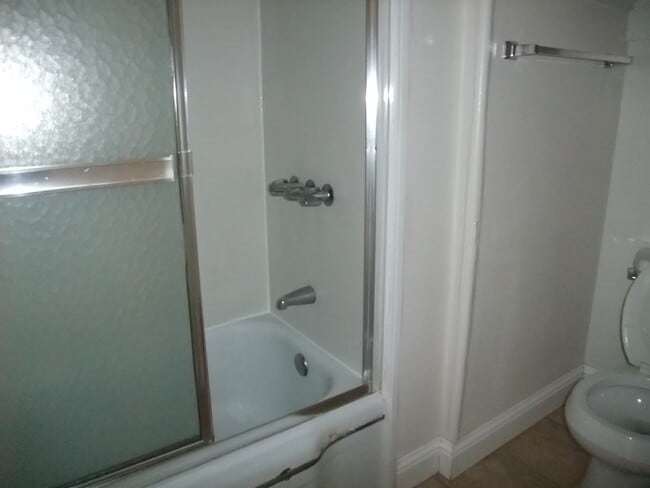 Building Photo - 3 Bedroom 1 Bath 848 Sq Ft Home In Albany