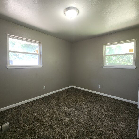 Building Photo - 908 Moraine Ave