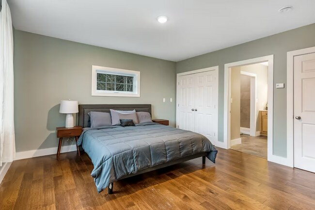 Building Photo - 4 Bedroom in Waterbury, VT Available NOW (Furnished + Utilities included)