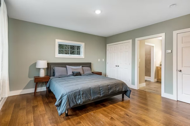 Building Photo - 4 Bedroom in Waterbury, VT Available on 7/1 (Furnished + Utilities included)