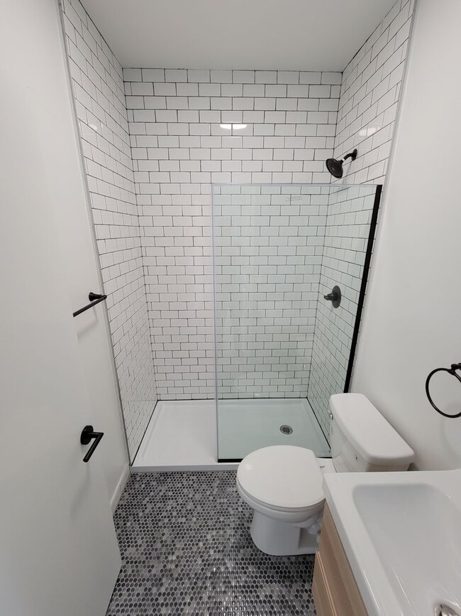 Building Photo - Renovated Studio with Bathroom In Jefferso...