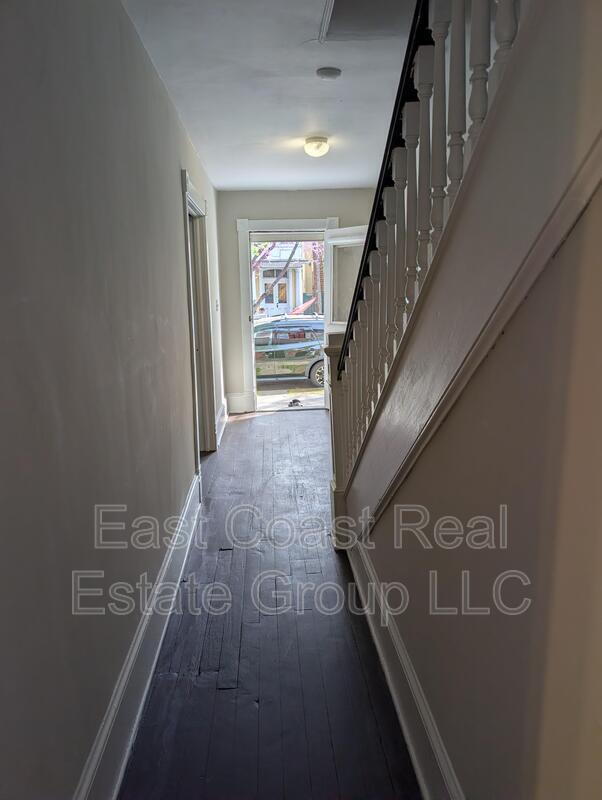 Building Photo - 304 1/2 W Martin St, Martinsburg, WV