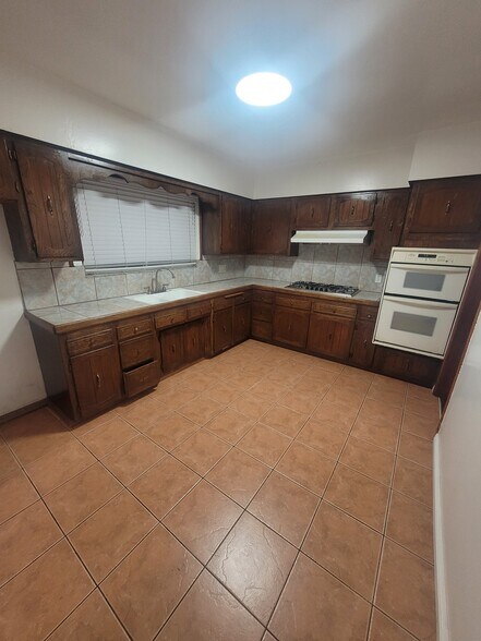 Building Photo - 933 Island Ave