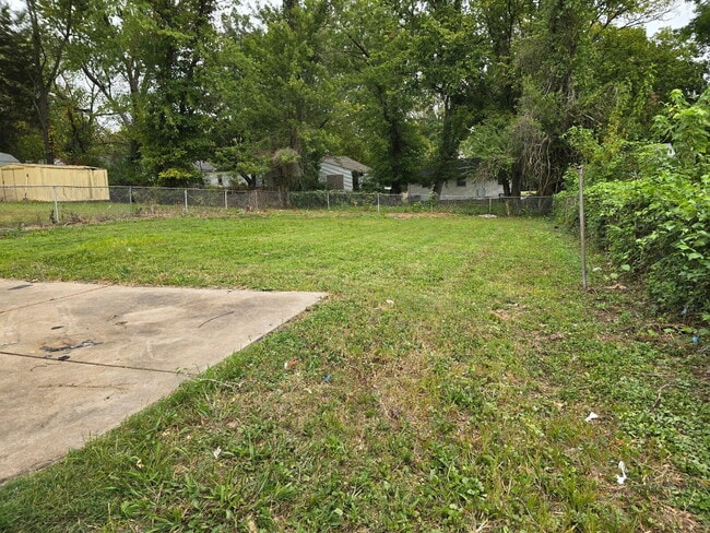 Building Photo - 422 Plaza Ave