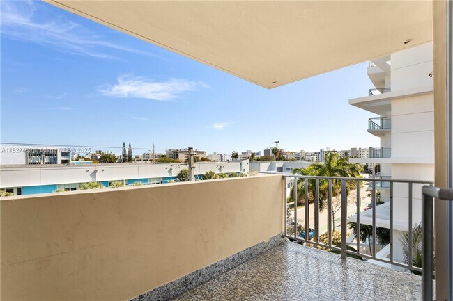 Building Photo - 9440 W Bay Harbor Dr