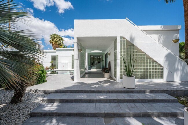 Building Photo - 520 W Vía Lola