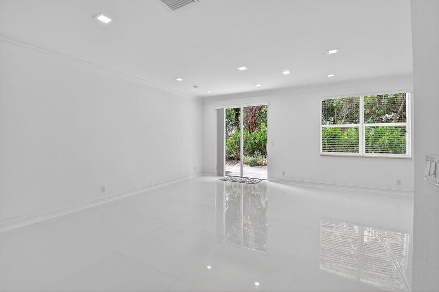 Building Photo - 16081 Poppyseed Cir