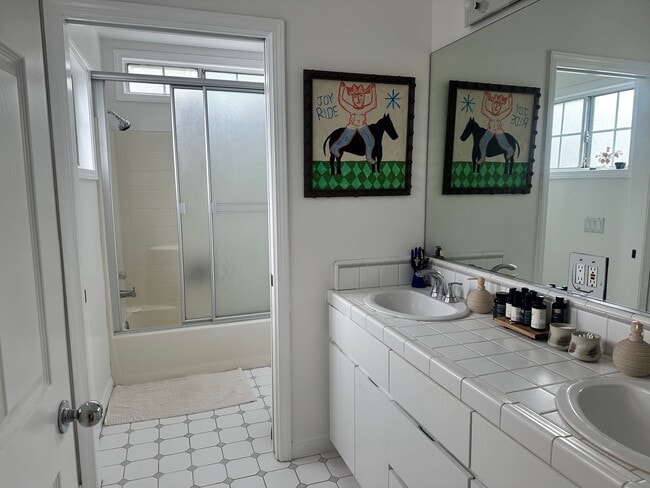 Building Photo - Lovely Home in the Kentwood area of Westchester