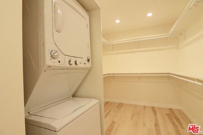 Building Photo - 918 N San Vicente Blvd