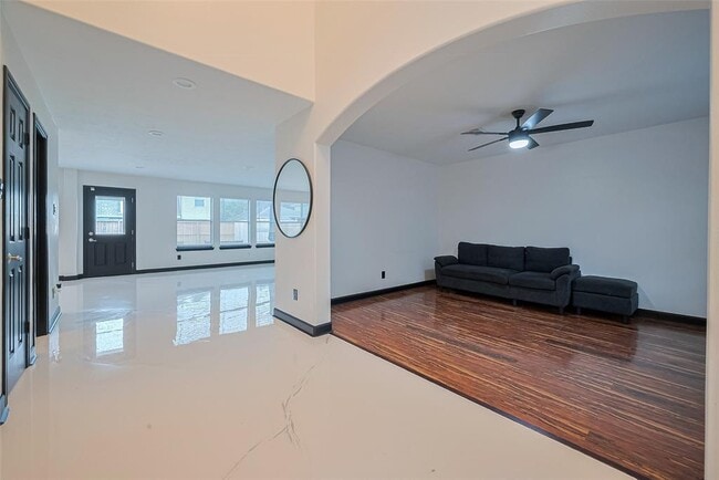 Building Photo - 13703 Broad Oaks Ln