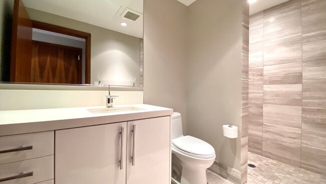 Building Photo - Lowest Priced 2-Bed Unit in ONE Ala Moana!!! PENTHOUSE 2 BED/2BATH with Ocean & Mountain Views!