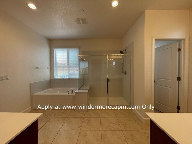 Building Photo - 4 BDRM 3 BA Bright Home with Open Kitchen ...