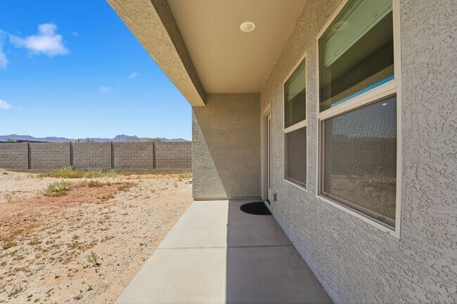 Building Photo - Modern Litchfield Park Home | 4 Bed, RV Gate + Open Kitchen