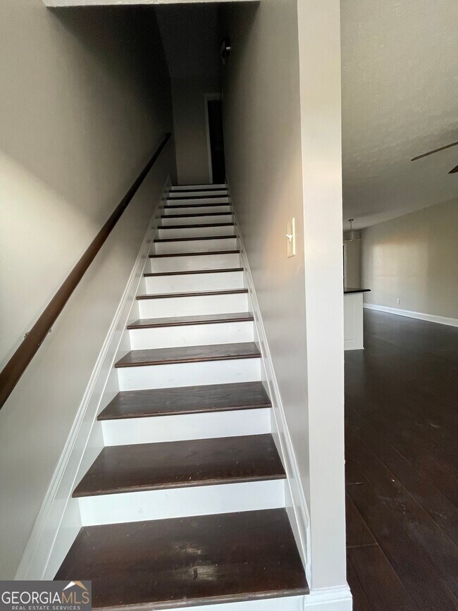 Building Photo - 2880 Florence Dr