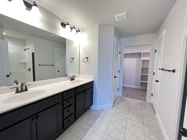 Building Photo - 4 bedroom/2.5 bathroom Townhome in Lehi