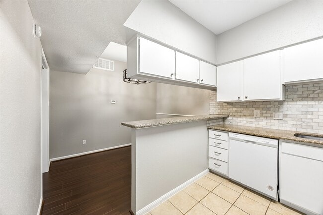 Building Photo - 2100 Tanglewilde St