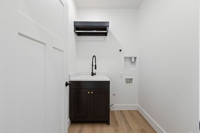 Building Photo - LEASE TAKE OVER PLEASE CALL TENANTS BRITTNEY 480-868-7733 OR Gunner Norton 480-450-0666 -FOR THIS...