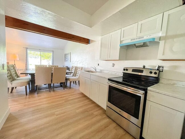 Building Photo - 4600 SW 9th Pl