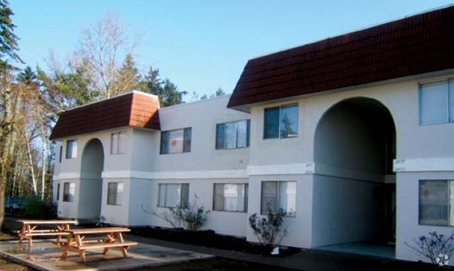 Building Photo - Ridgecreek Manor