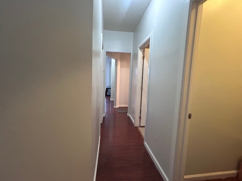 Building Photo - 424 58th St