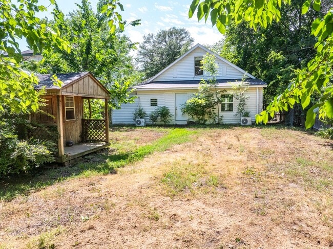 Building Photo - Freshly Updated 3 Bedroom Home