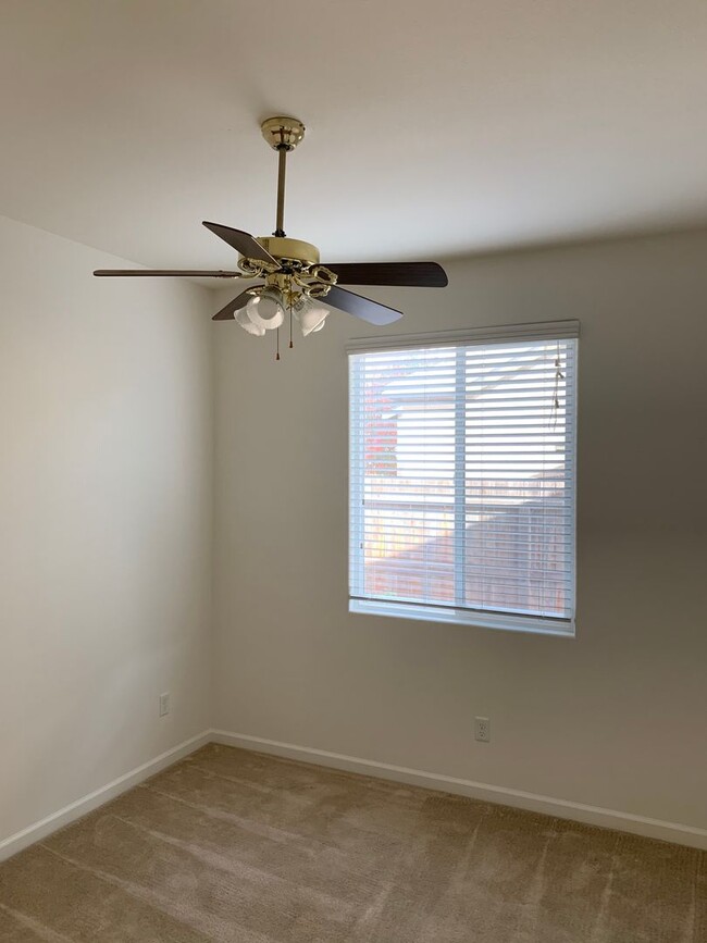 Building Photo - 4 Bedroom 2 Bath Home