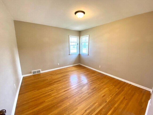 Building Photo - Gorgeous 5 Bed, 2 Bath House Near Concordia and MSUM!