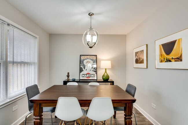 Building Photo - 226 S Hoyne Ave