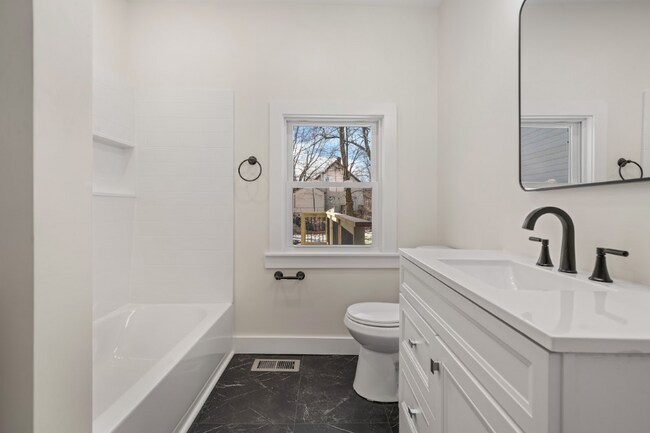 Building Photo - 17 Bridge St