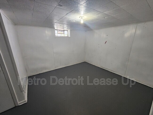 Building Photo - 20110 Northlawn St