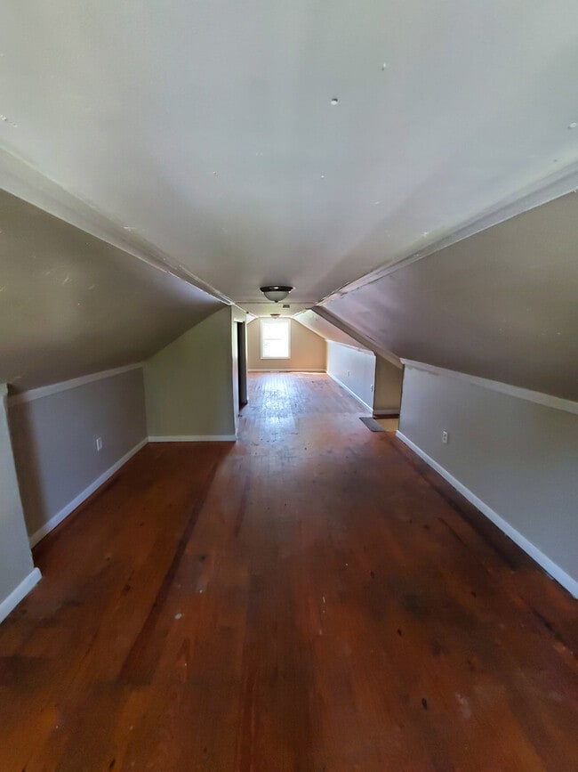 Building Photo - 3 bdrm 1 ba House for Rent Leeward Ave. Rent:$750