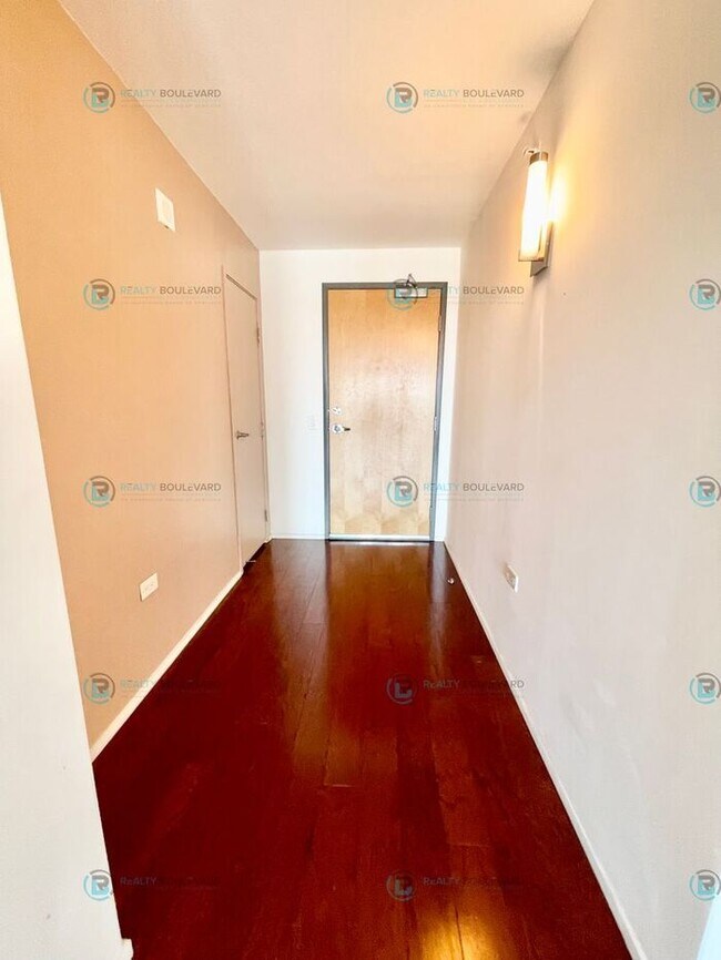 Building Photo - 1 Bedroom 2 Bathroom with Bonus room area!...