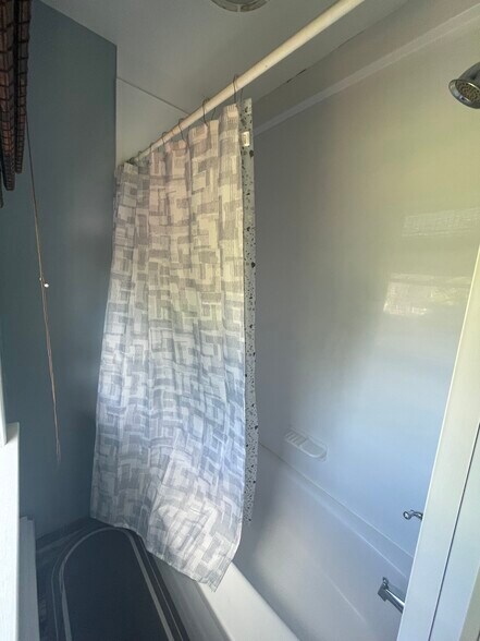 Shower/tub - 54 Allen St