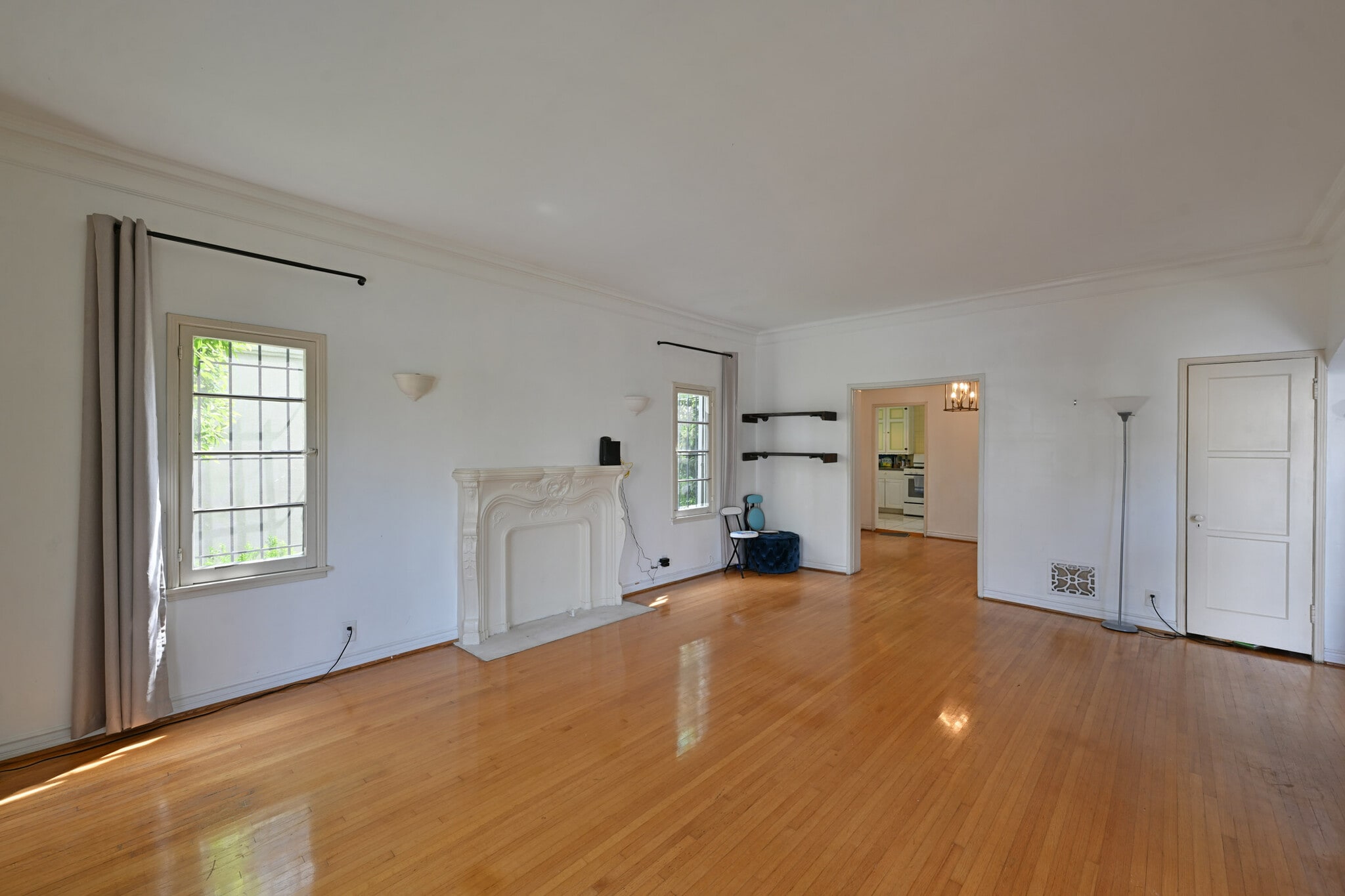 Building Photo - 657 S La Jolla Ave