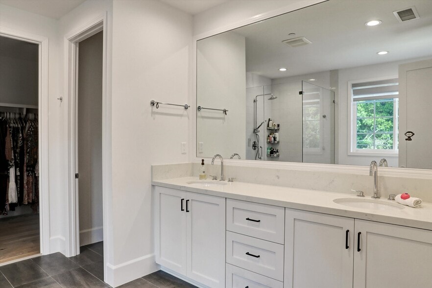 Building Photo - 10593 Kinnard Ave