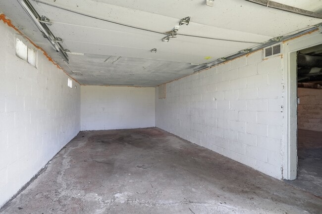 Building Photo - 624 Elm Dr