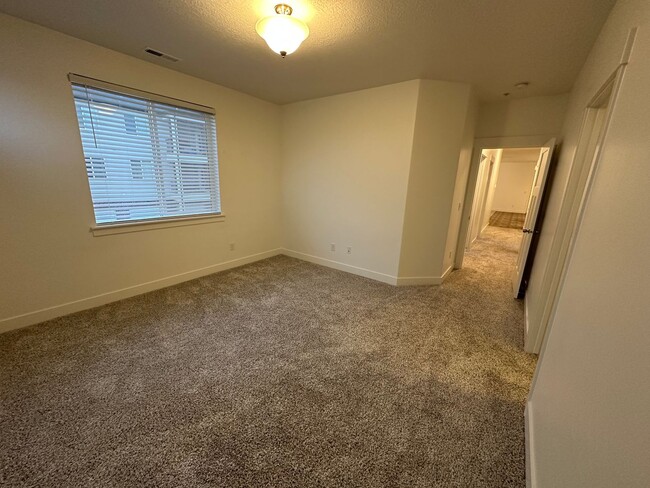 Building Photo - Like New 3 Bd 2 Ba Condo With Garage